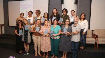 pessoas segurando os livros #paratodosverem