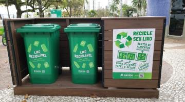 Estrutura com dois contentores e uma mensagem de reciclagem. #Paratodosverem