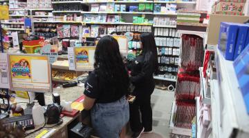 mulheres em loja #paratodosverem 