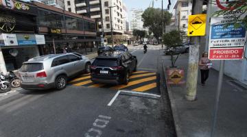 dois carros estão passando por lombada. #paratodosverem