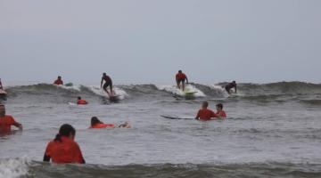 Festival reúne 300 surfistas em Santos e sensibiliza participantes para projeto social