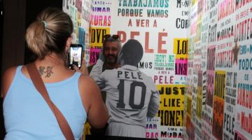 pessoa posa em foto com pelé #paratodosverem