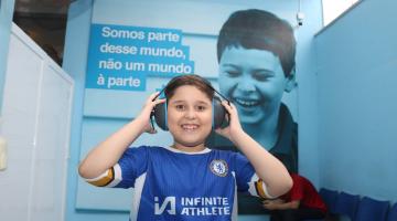 menino sorri com abafadores #paratodosverem 