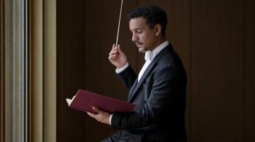 Maestro Luiz de Godoy em apresentação. #Paratodosverem