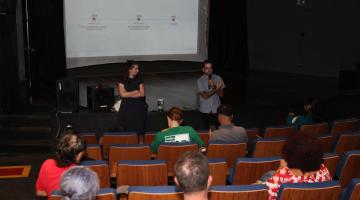 pessoas acompanham a palestra #paratodosverem