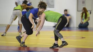 Duas mulheres treinam luta olímpica #paratodosverem