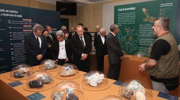 Grupo observa minerais e paineis da exposição sob supervisão de guia. #pratodosverem 