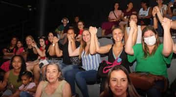 mães no auditório dão as mãos #paratodosverem 