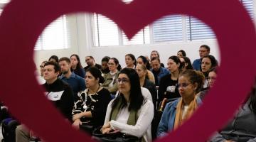 pessoas asssistem a capacitação #paratodosverem