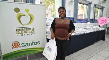 mãe poa ao lado de kits #paratodosverem