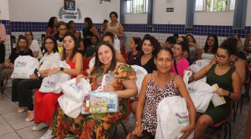 mãe mostram kits recebidos pela mãe santista #paratodosverem