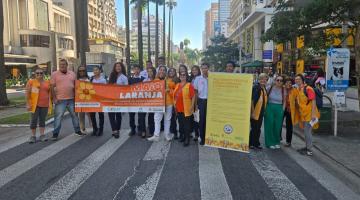 pessoas em caminhada #paratodosverem 
