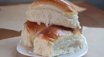 pães de cará em prato. #paratodosverem