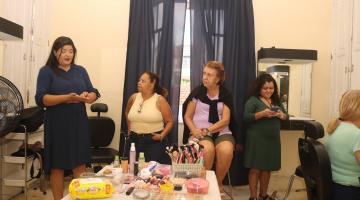 idosas participando de curso de maquiagem #paratodosverem