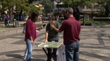 Globo Esporte grava reportagem em praça de Santos