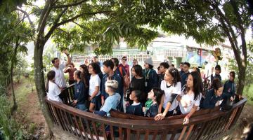 crianças conhecendo a ecofabrica #paratodosverem