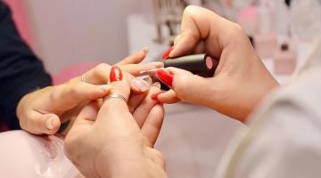 manicure faz as mãos de outra pessoa #paratodosverem