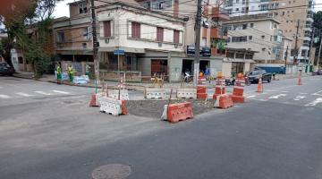 trecho de pista interditado com cones e faixa amarela. #paratodosverem