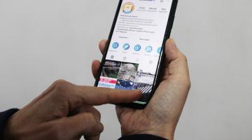 mão segurando smartphone aberto no instagram da prefeitura. #paratodosverem