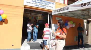 Pessoas passam em frente a sede da sociedade de melhoramentos.