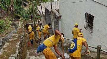 Homens fazem limpeza em escadaria de morro #paratodosverem