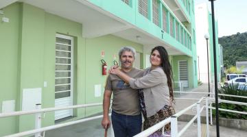 Ex-vigilante celebra vida renovada ao se mudar para o conjunto habitacional em morro de Santos