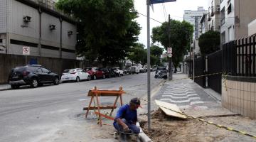 Rampas de acessibilidade são implantadas em vias da Ponta da Praia