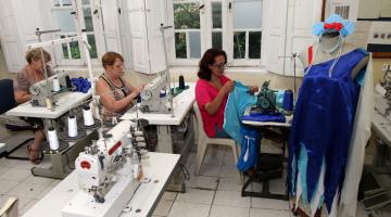 Voluntárias estão prontas para o desfile no Carnabonde