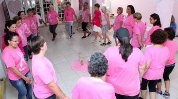 Mulheres se confraternizam com dança circular no Outubro Rosa