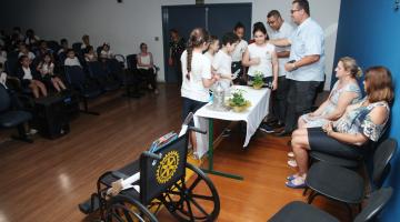 Grêmios doam cadeira de rodas com campanha de lacres