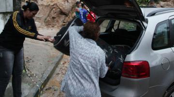 pessoas colocam pertences em carro #paratodosverem 