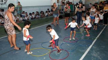 Crianças mostram aos pais o resultado de aprendizagem com brincadeiras em Santos