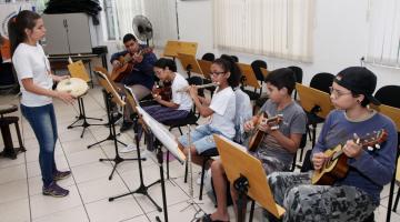 crianças tocando instrumentos #paratodosverem 