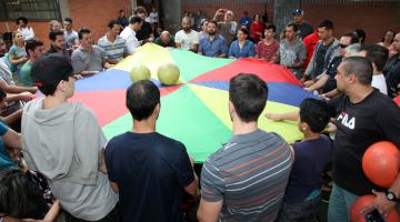 Escola integra famílias e alunos com jogos cooperativos pelo Dia dos Pais