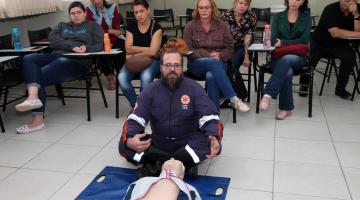 Professores e funcionários da rede participam de treinamento em primeiros socorros em Santos