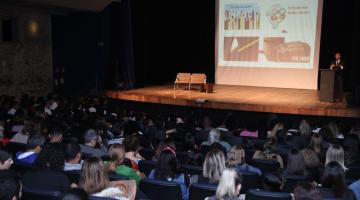 Semana da Educação: palestra aborda riscos da tecnologia para crianças e adolescentes  