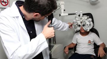 Programa examina saúde ocular e doa óculos a estudantes em Santos
