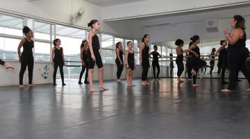bailarinas ensaiam no novo piso #pracegover 