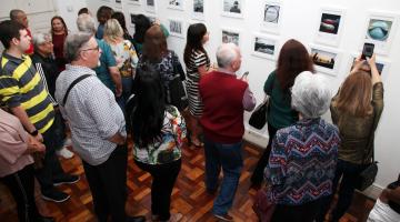 Exposição de fotos explora os conceitos de paz