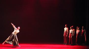 Apresentações e homenagens marcam abertura do Santos Dance Festival 