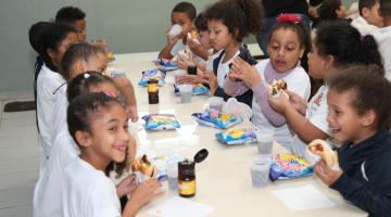 Ex-educador de escola santista oferece tarde do hambúrguer pelo Dia das Crianças