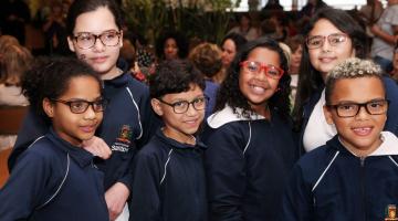 Projeto Olhar Solidário entrega óculos para alunos da rede municipal. Assista ao vídeo