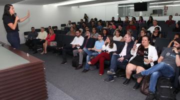 pessoas assistem a palestra #pracegover 