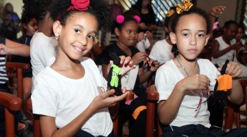 Crianças aprendem a fazer boneca símbolo da resistência negra