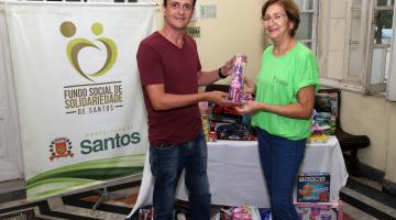 Brinquedos doados por servidores de Santos são entregues ao Fundo Social