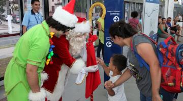 Papai Noel faz surpresa e aparece no VLT