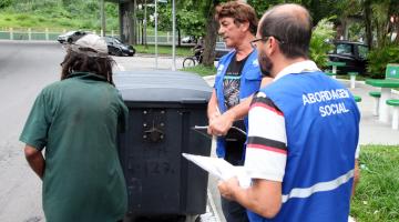 Equipe de ação social aborda pessoas em situação de rua próximo à rodoviária