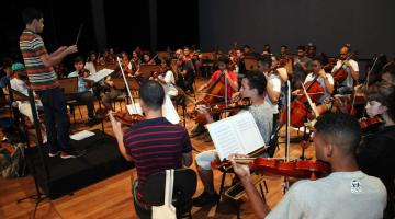 orquestra durante apresentação #pracegover 