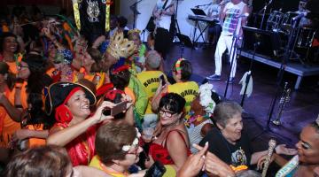 Baile reúne 950 foliões idosos para festa da solidariedade