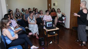 Mulheres participam de oficinas de cuidados com a pele e literatura